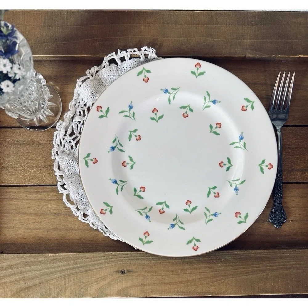 Royal‎ Victoria Fine Bone China 8.25